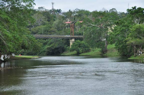O belo rio que divide San Ignacio em duas, em Belize